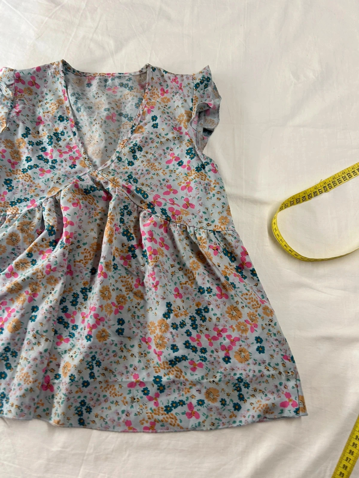 Korte grijze zomerjurk met multicolore vintage patroon – photo 3